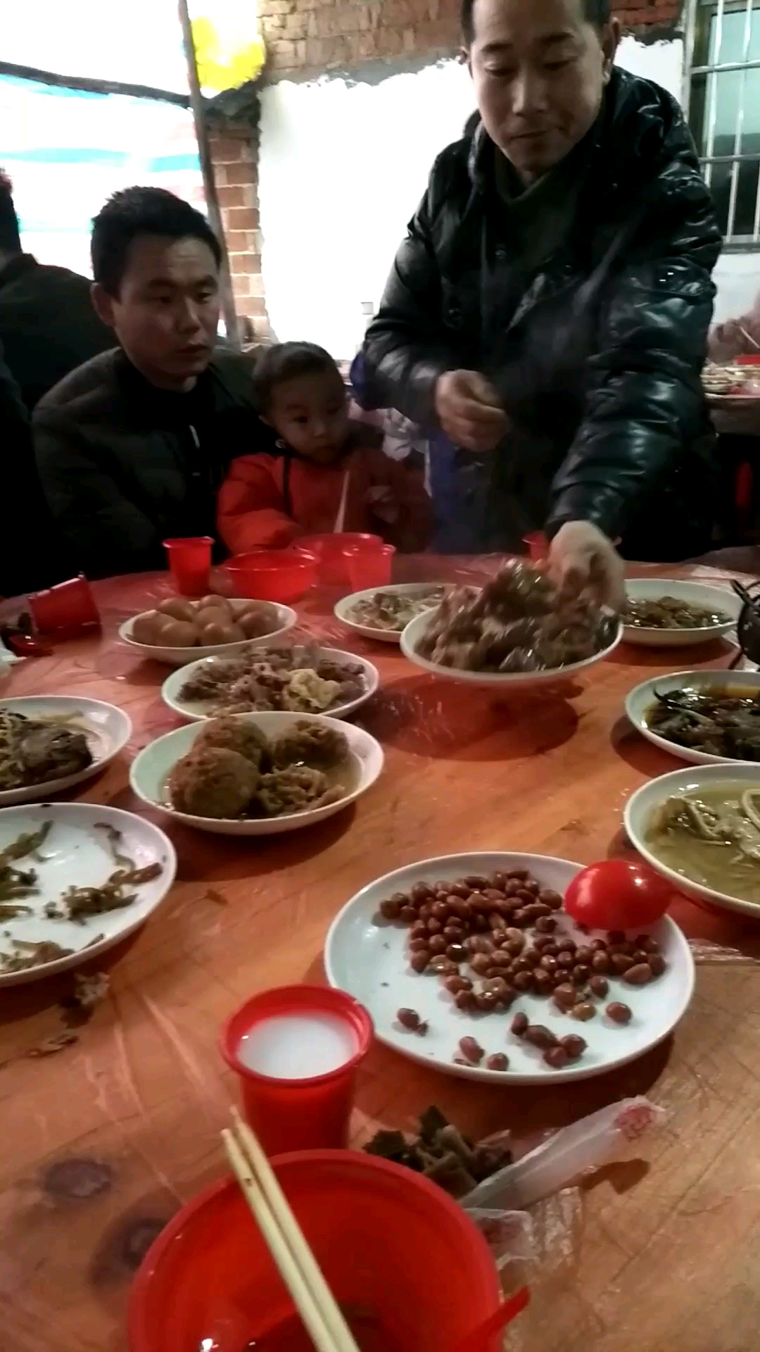 江西九江嫁女儿酒宴,菜品丰富,满满一桌只要400块 。江西老表路过的话请给个
