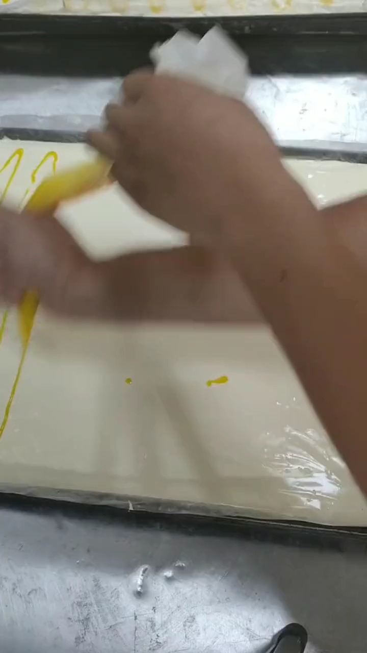 传说中的虎皮蛋糕。原来花纹是用蛋黄划的,太漂亮了!