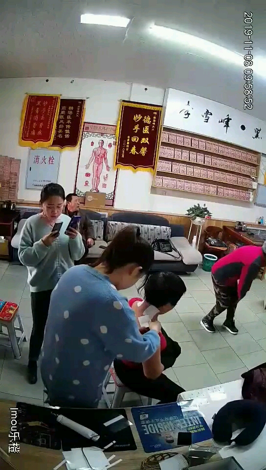 颈椎肌肉痉挛,疼痛,僵硬,头晕,恶心。