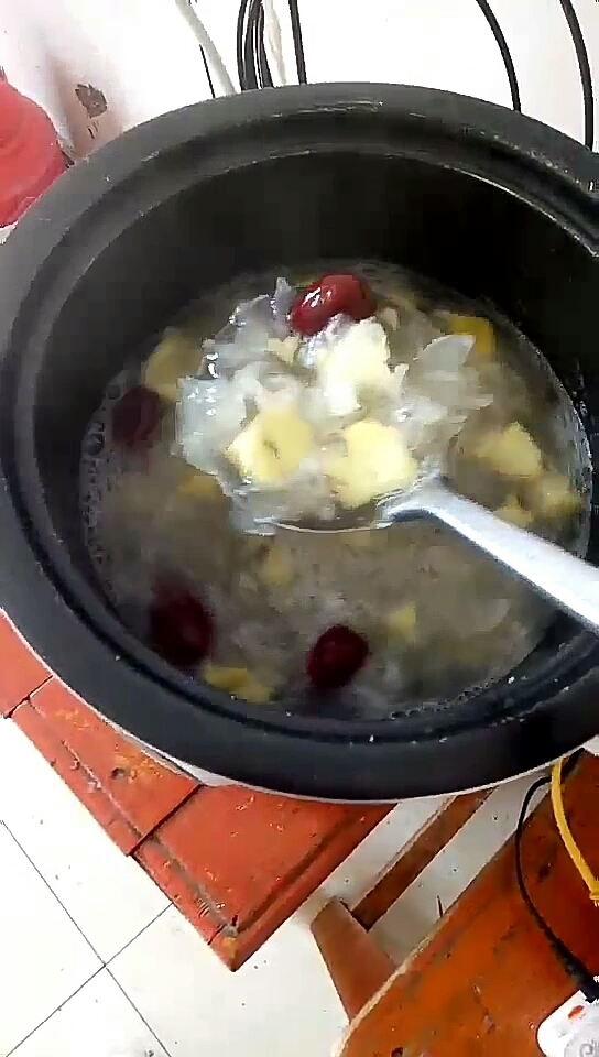 觉得银耳红枣汤甜腻的,出锅前加入菠萝丁,酸酸甜甜会更好吃哦,喜欢的可以试一下