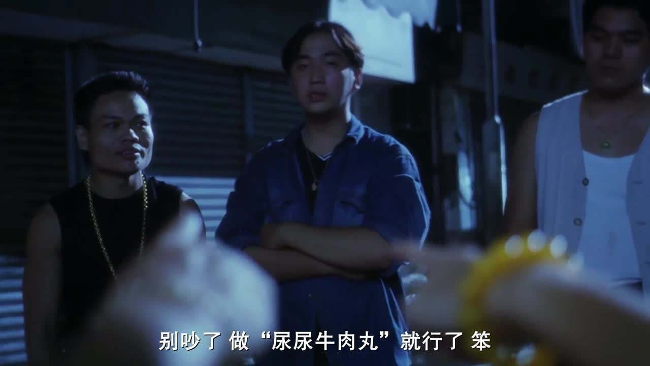 食神:老大们谈判,小弟乱插嘴,基哥要砍了他,被双刀火鸡阻止