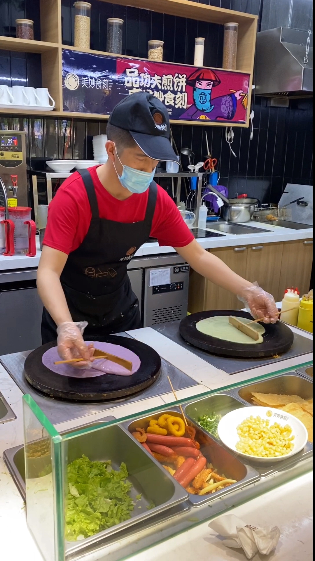 一到假期就忙不过来,还得双锅齐上,一上午就做了566张煎饼,自由稳定生活富足