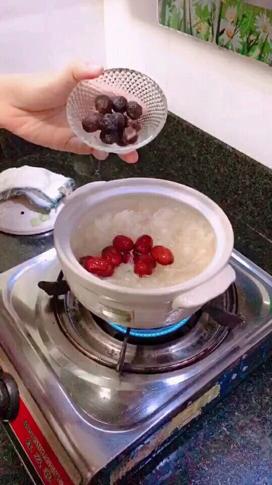 追艿成功后,母乳吃不完,每天给自己农个下奶营养汤,银耳,红枣,桂圆。花生,莲子