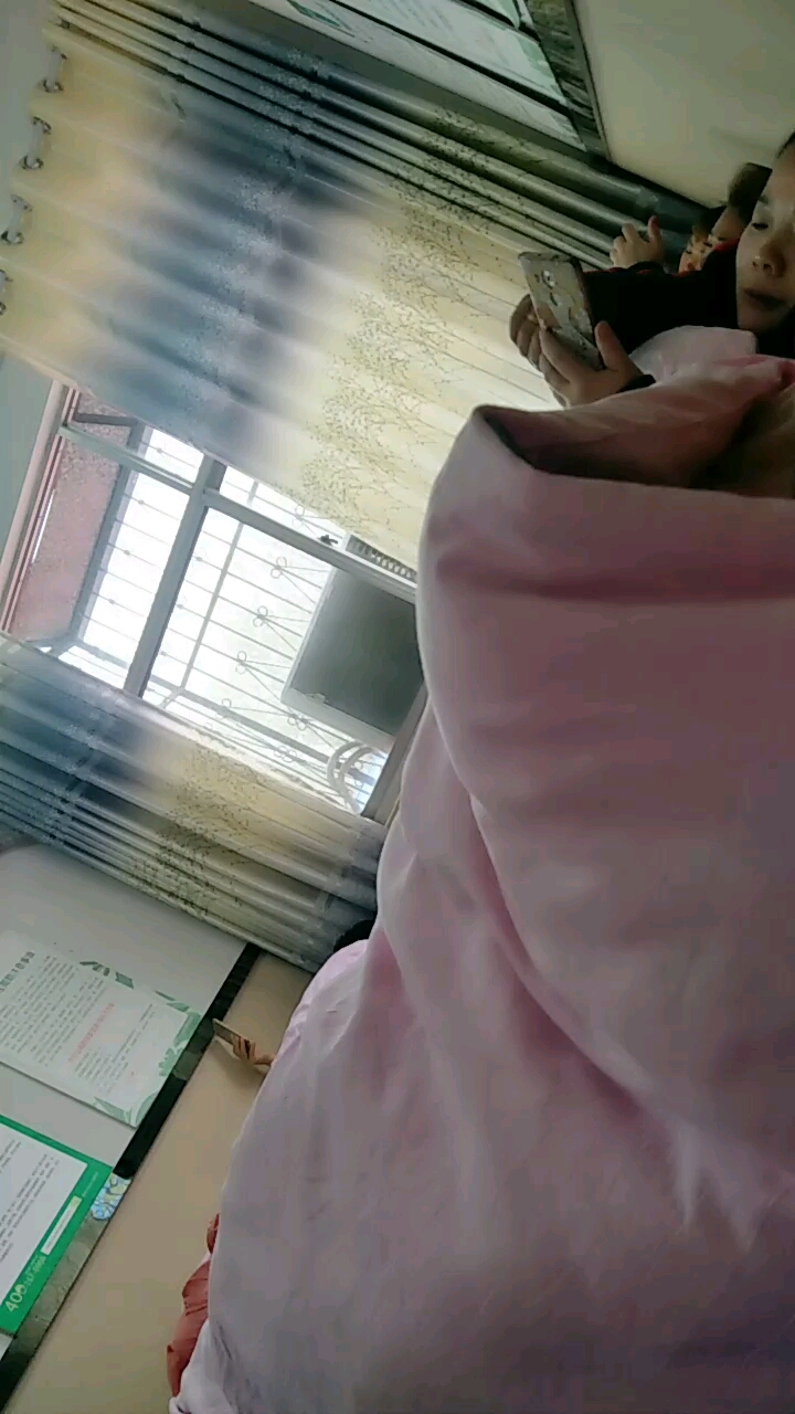 猜猜这些个娘们都躺着干啥呢