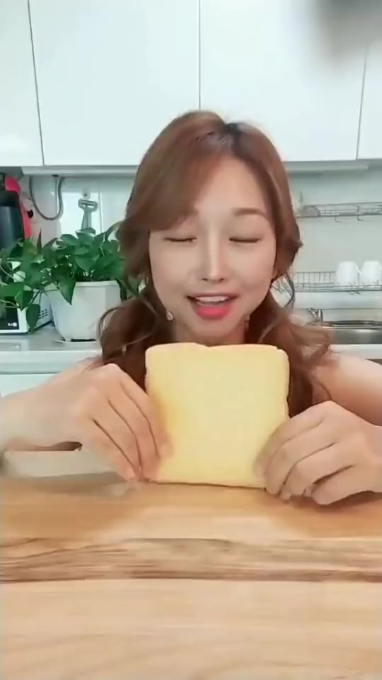 #搞笑段子#韩国创意美食,火炬面包肉卷,看起来好美味!