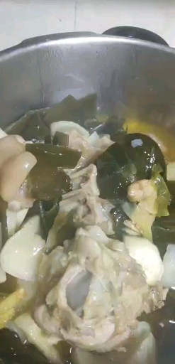 #乡村生活#猪蹄子,大棒子骨炖海带白萝卜