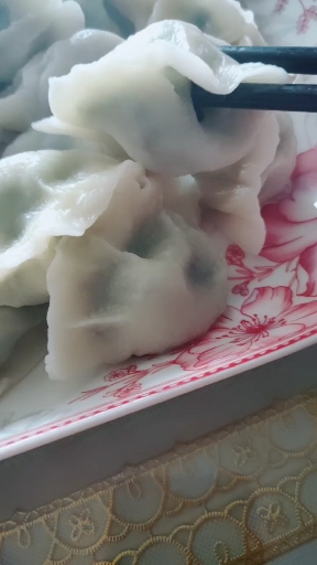 刚刚包好的三鲜馅饺子,开吃了!