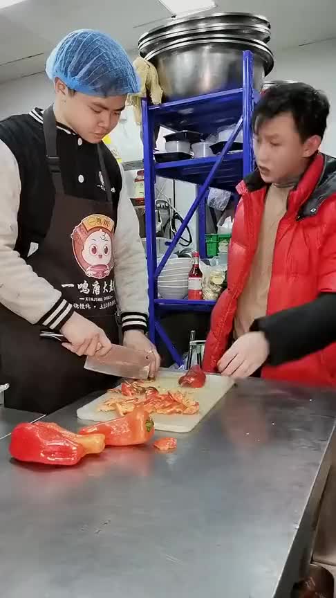 年轻人不要太气盛!切配被训不服气另谋高就,结果电话联系却被拒!