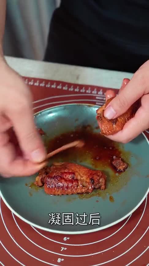 今年流行制作果冻鸡翅可乐鸡翅剔除骨头,加入鸡爪汤就能变成果冻零食