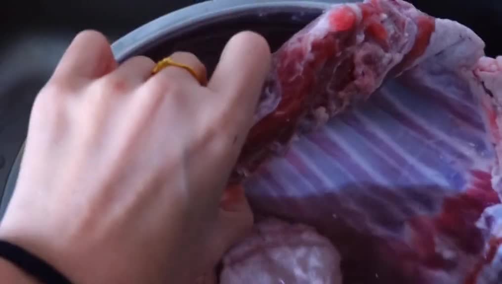 不给国家添麻烦,每天在家做饭吃~今天吃烤羊排和炒烤羊腰嘿嘿嘿