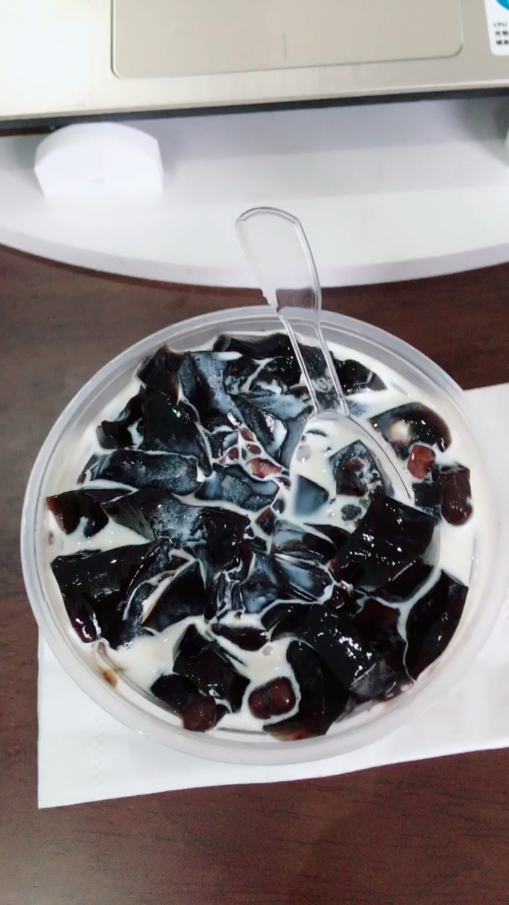 红豆龟苓膏,加牛奶蜂蜜真是最爱