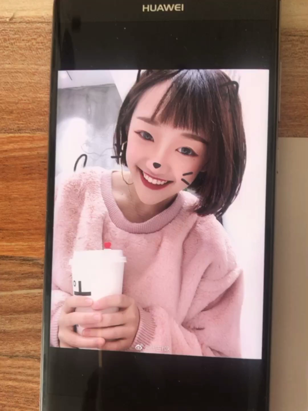 画粉红色奶茶女孩