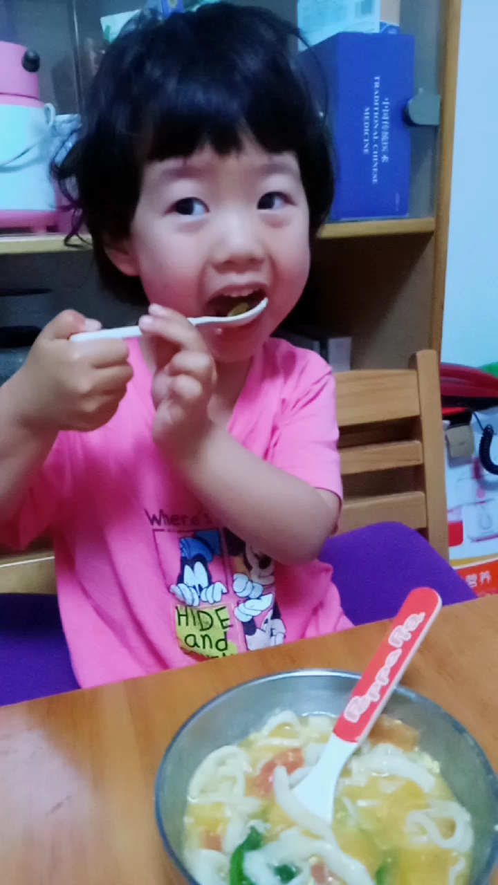 #最美笑容征集#吃早餐的小美女