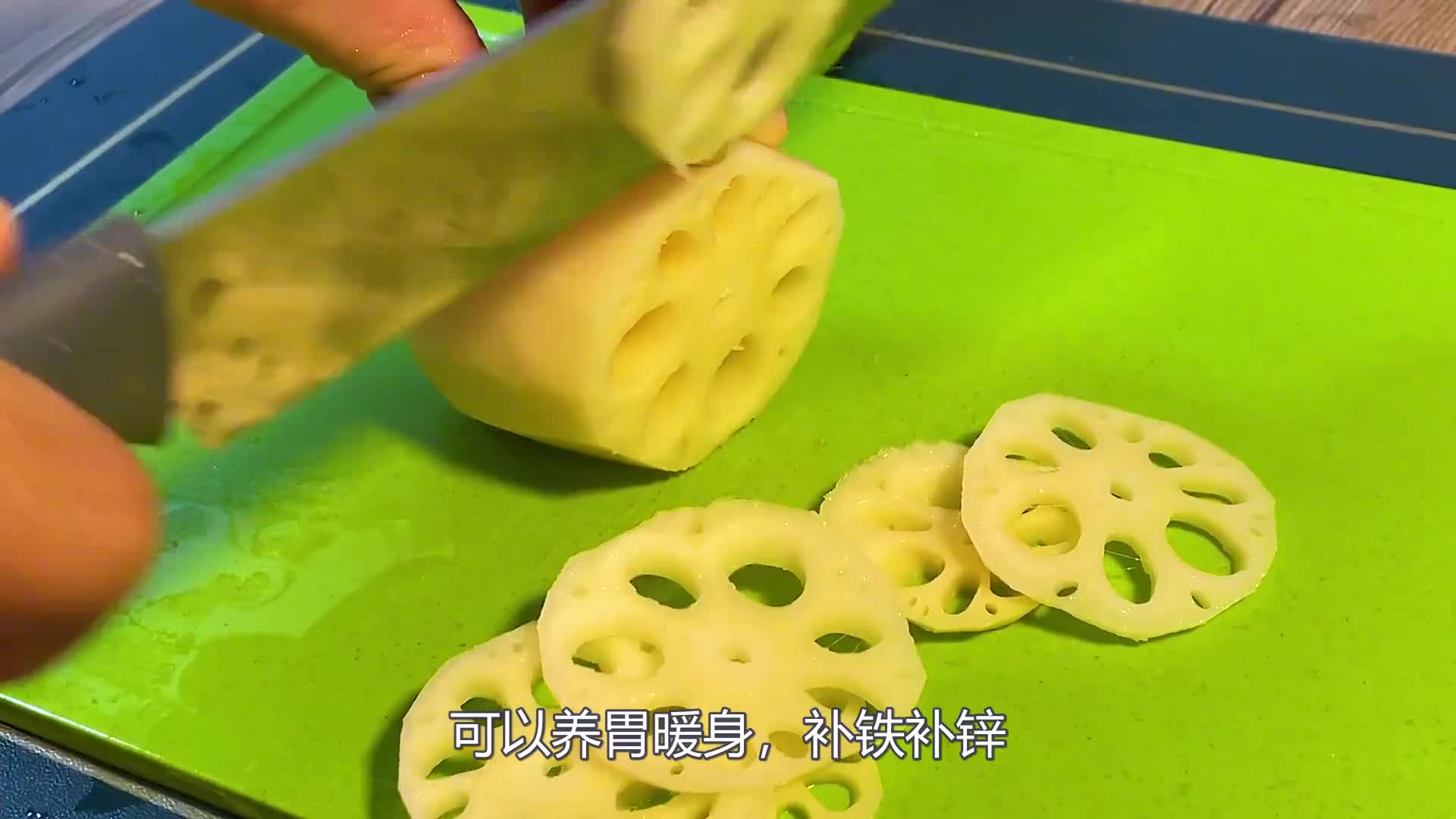 秋季是孩子长个的季节,我家每周做2次这款莲藕蒸肉饼,脆爽嫩滑可口,小孩最爱吃