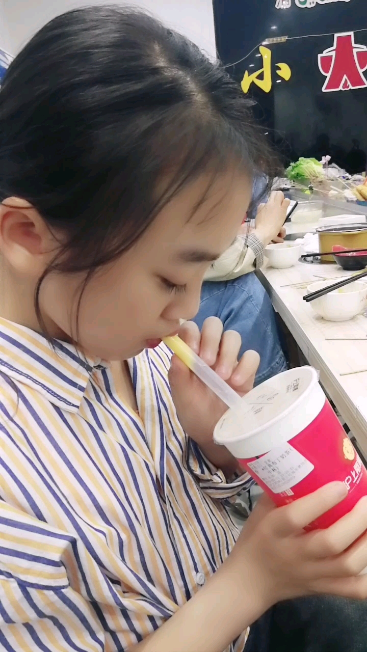小美女下课了,喝奶茶的!