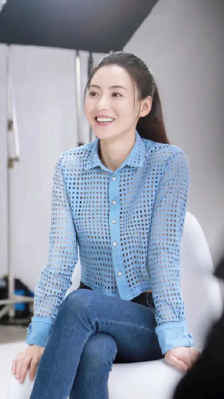张柏芝改风格了,黑色运动套装配白色鸭舌帽,超减龄像个女大学生