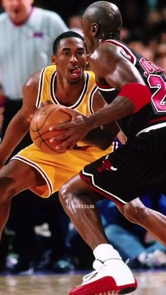 #我要上热门18岁初出茅庐的一年级生#科比就敢独自对抗篮球之神,34岁的#乔丹似乎遇到了另