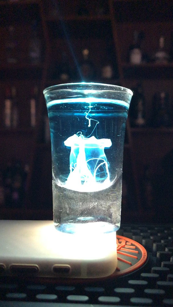 #鸡尾酒#一滴酒也有生命 蓝色水母