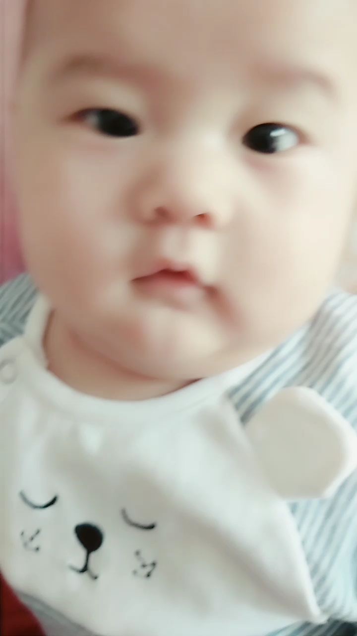 #家有萌娃#给你们看看我的公鸡头发型。自从满月推头后头发就不长了,只长了头中间这一道