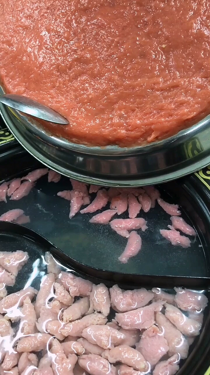 这个我老家叫牛肉羹,还有猪肉的,那个辣油不喜欢,福鼎附近是不辣的,加香菜才好吃