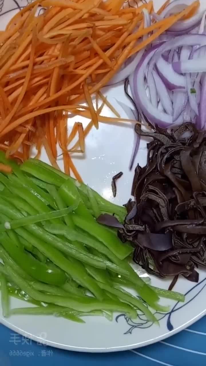 鱼香肉丝炒面的做法,色香味俱全,招待客人倍儿有面子