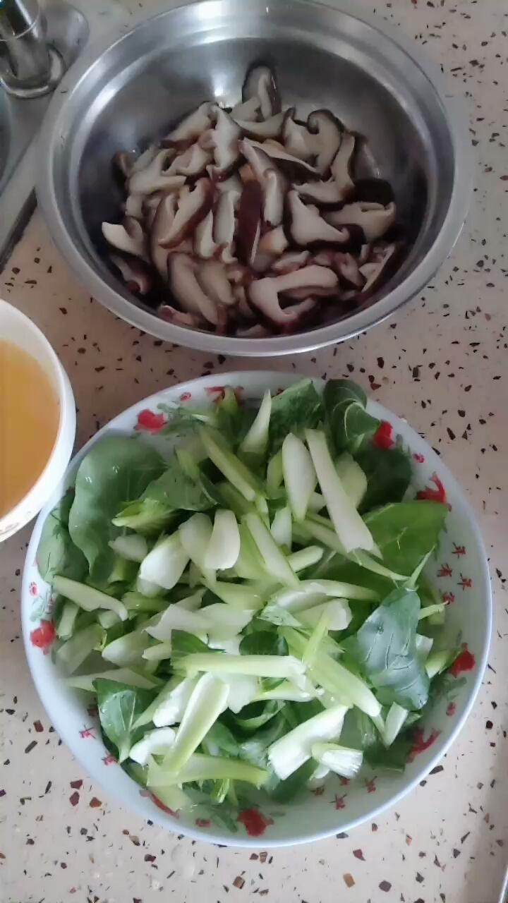 做饭时间到了,鸡蛋酱,油菜炒香菇!