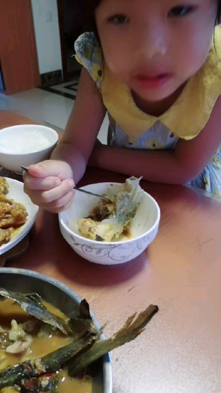 六一儿童节,给小妞做了她爱吃的鲟龙鱼,特爱吃鱼骨头