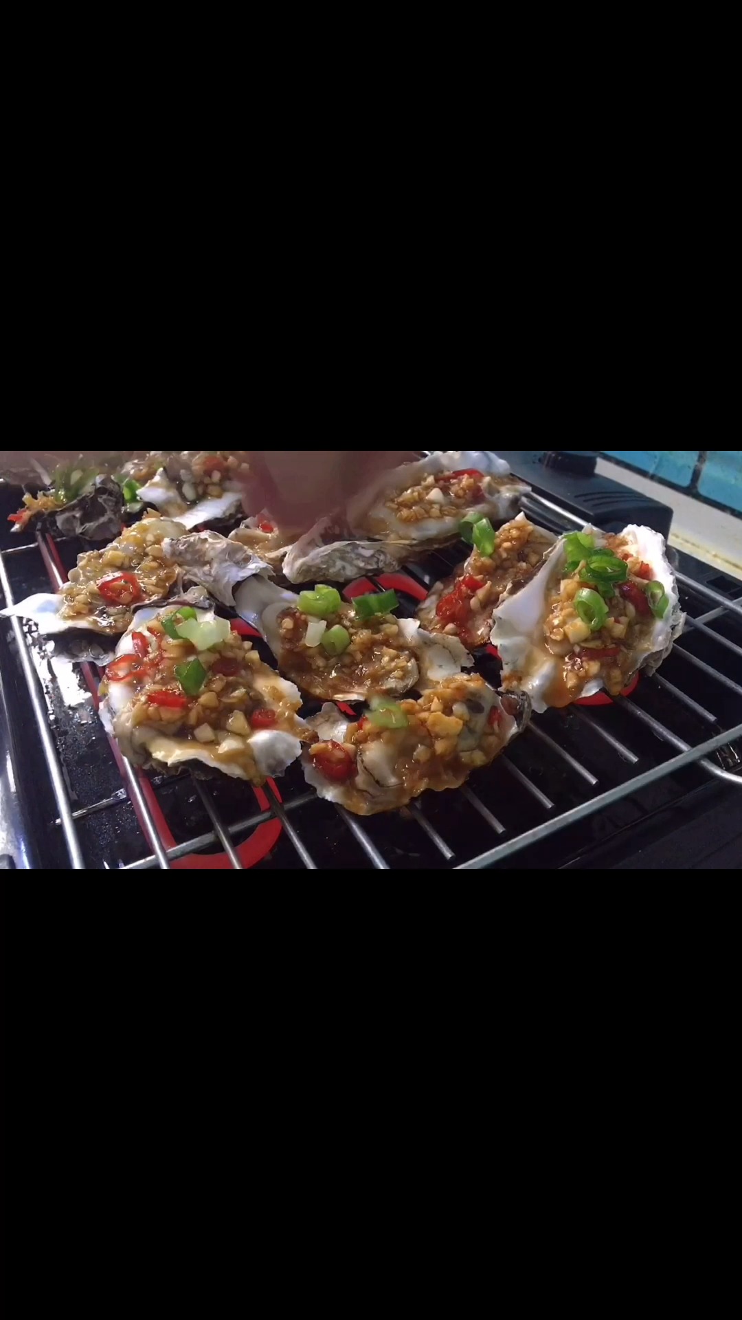 大厨分享烧烤摊必点“烤生蚝”做法,蒜蓉料汁是关键,学会能开店