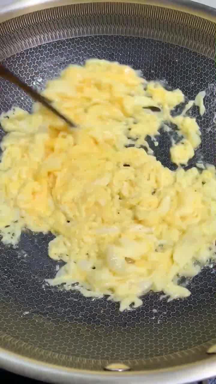 饭店做鸡蛋酱是怎么把一个鸡蛋炒的像5个鸡蛋那么多