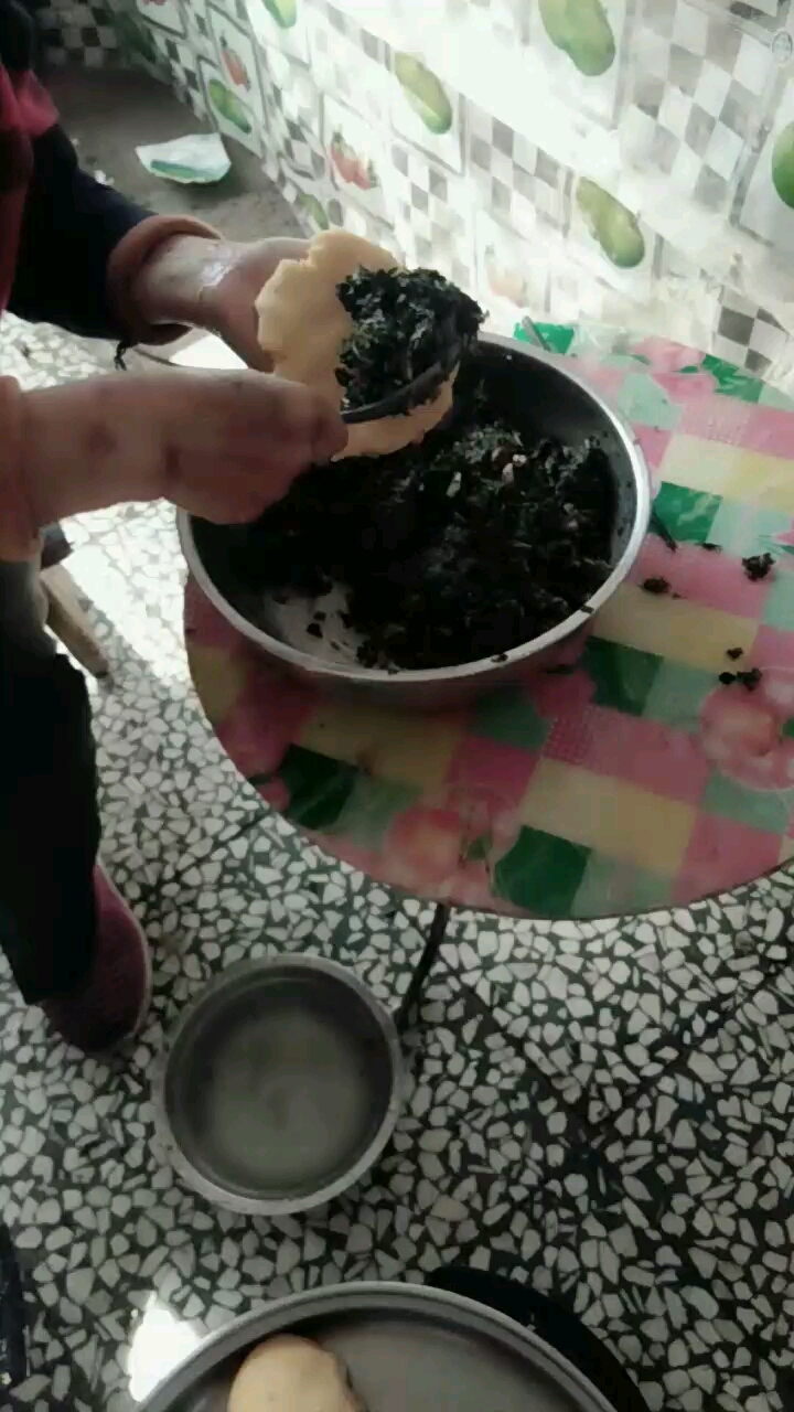 老妈包的,野菜馅,玉米面菜饽饽