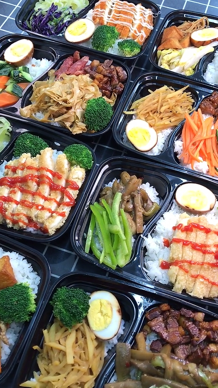卤肉鸡排饭外卖打包中。