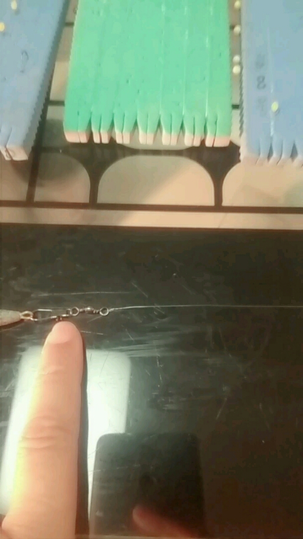 冬天串钩钓鲫鱼怎么绑!一副串钩只要三个钩就可以,子线1.2到1.5就行,别太细
