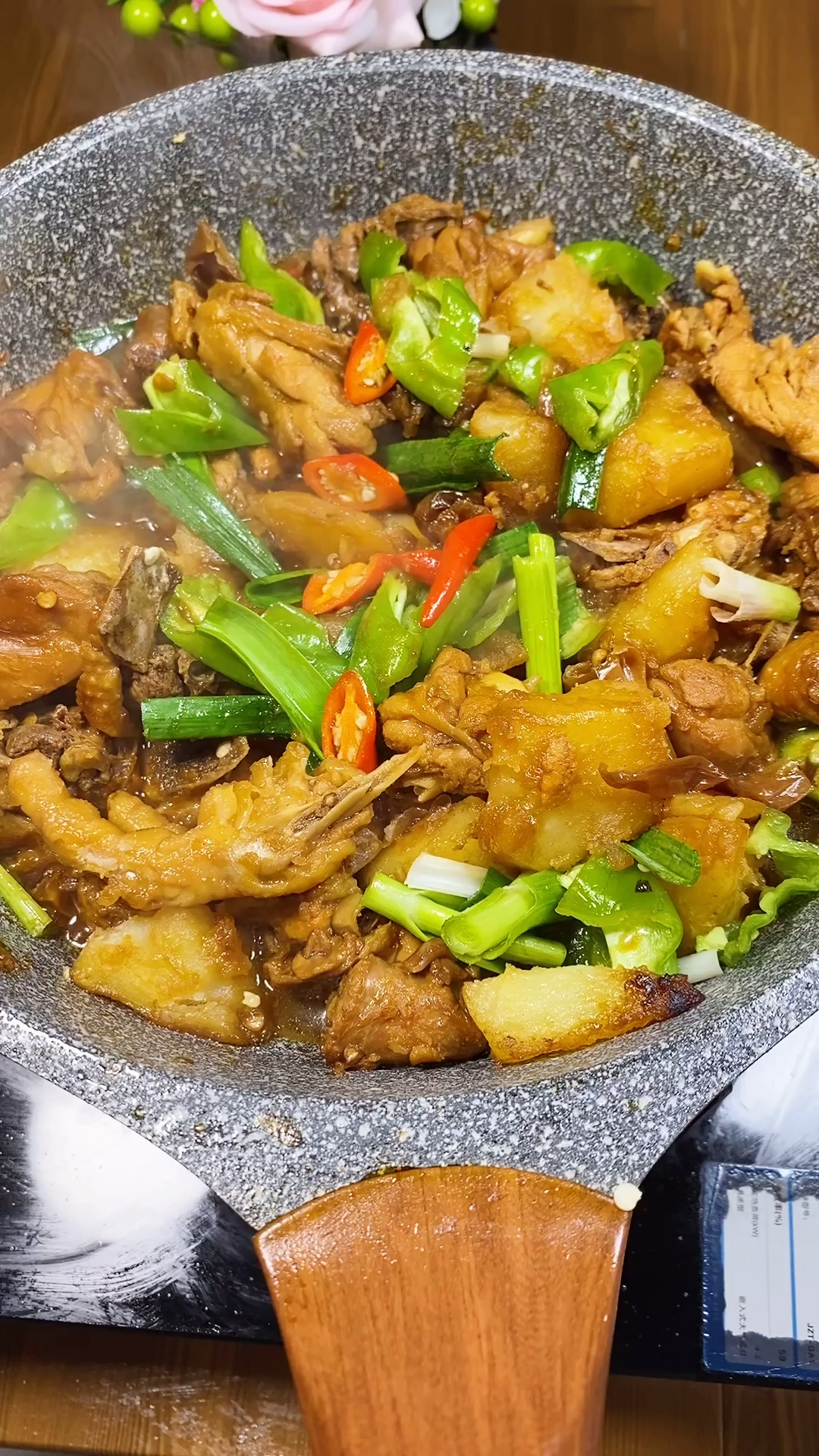 土豆焖鸡这样做,简单好吃,就是有点费米饭