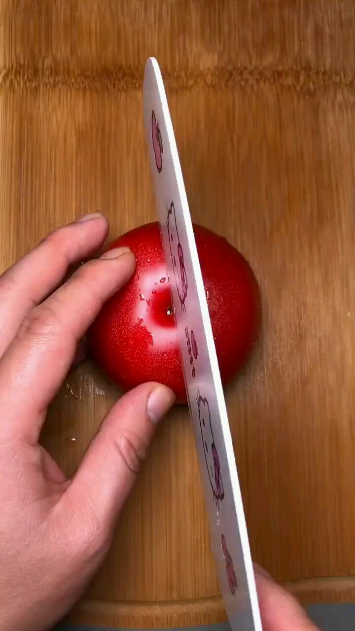 做一道凉拌西红柿这样摆盘很漂亮哦像一朵朵玫瑰花