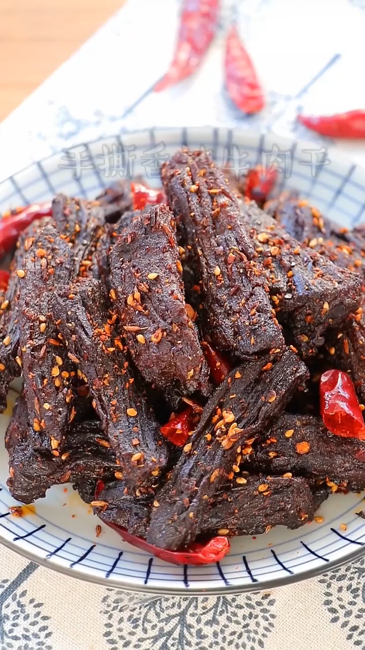 #我要上热门#草原美食 风干牛肉干  吃了还想吃~