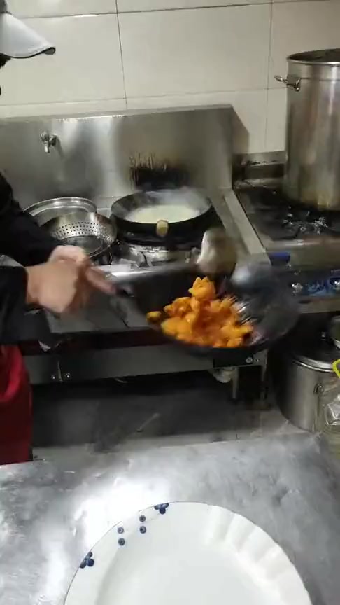 #搞笑段子#传统老菜,鲜菠萝扣肉,看师傅炒菜是种享受