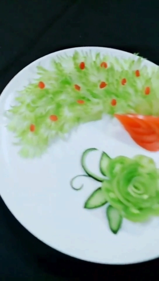#全民好物节#芹菜、番茄雕孔雀,这就是手艺@全民小助手