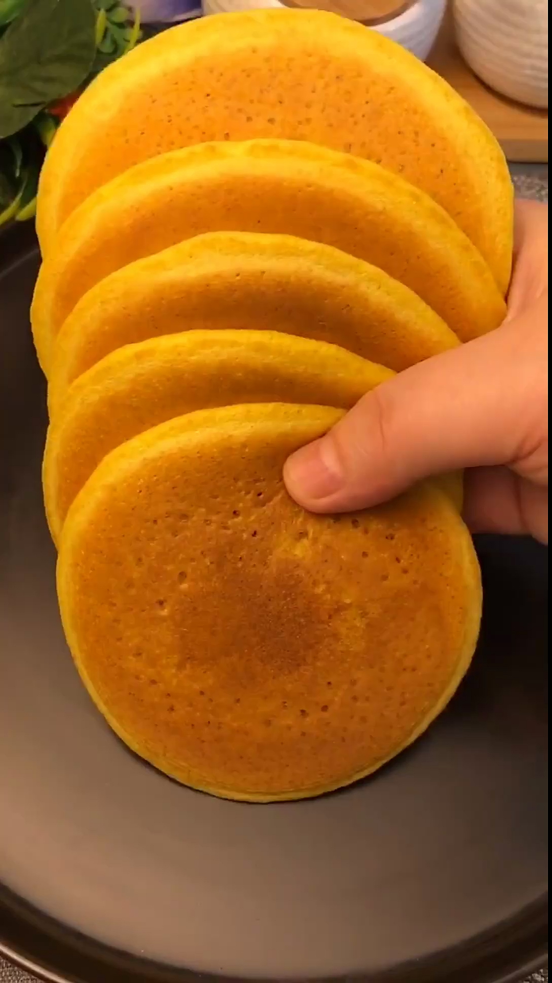 #我要上热门#玉米面最好吃的做法,家常烙玉米面饼,这样烙天天吃不够