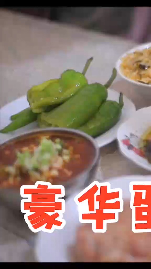 #美食#湖北当阳长坂坡炒花饭,6元炒饭配70元荤菜,早餐这么吃真豪横