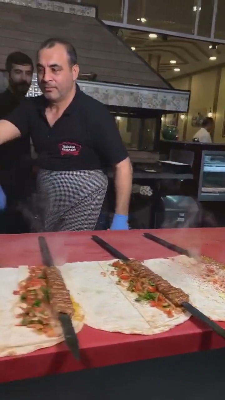 土耳其的大饼卷肉,跟中国的做法有很大的不一样