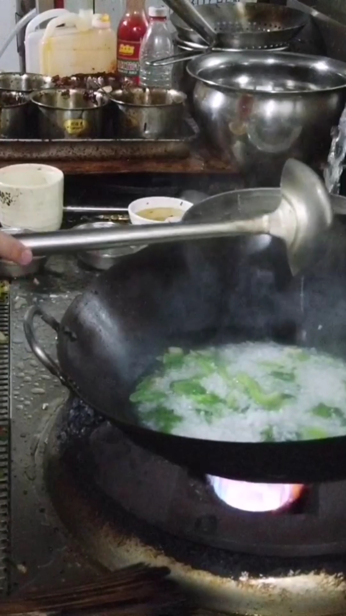 看厨师长烹饪一道芥菜瘦肉粥,一份卖10块,真便宜