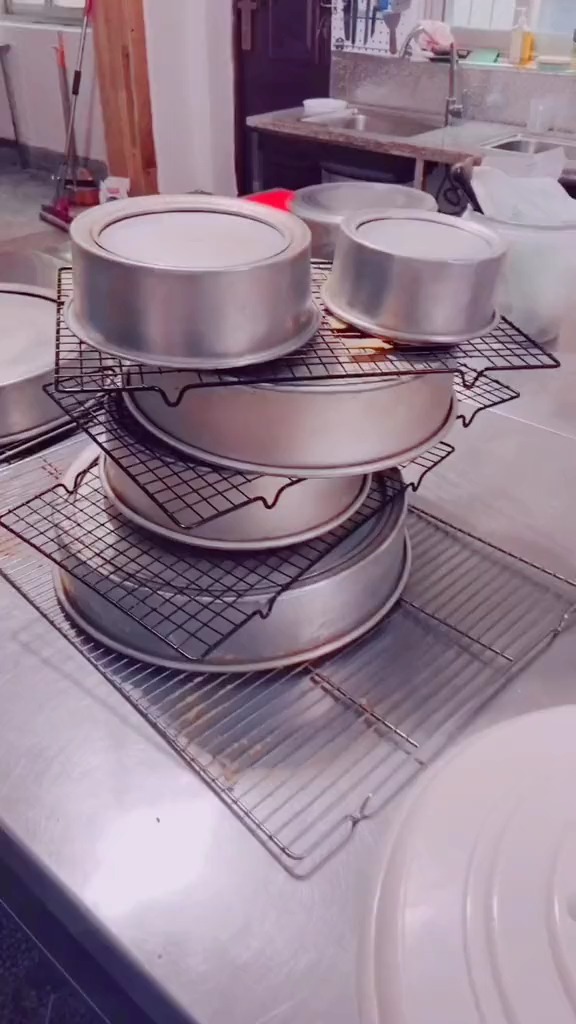 架子有单柱和四柱的,单柱的组装比较方便,最上面的一层如果蛋糕层数不多我是不拧螺丝