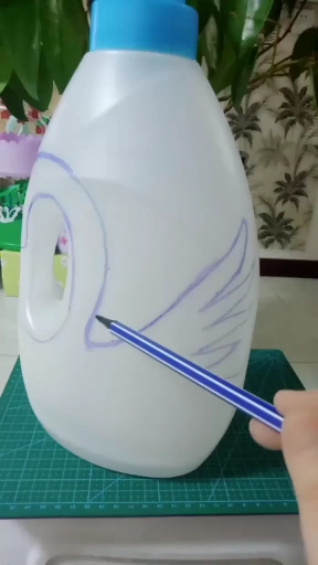 #洗衣液瓶创意改造#最简单的天鹅画法