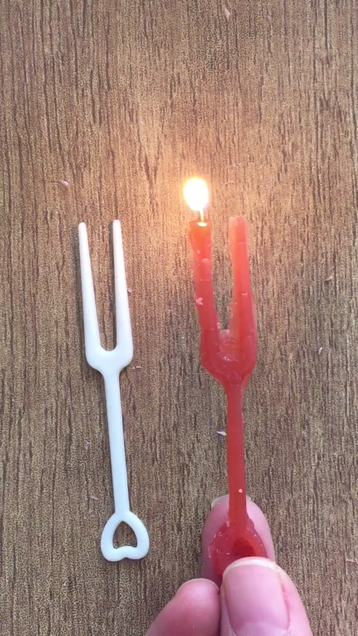 儿子过生日,挖蛋糕的小叉子被我当蜡烛点了,哈哈!