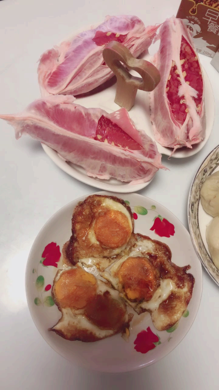 #自制美食#婆婆带来的柚子还是比我们买的甜,知道我喜欢吃咸菜豆腐包,又给我们带来了包子