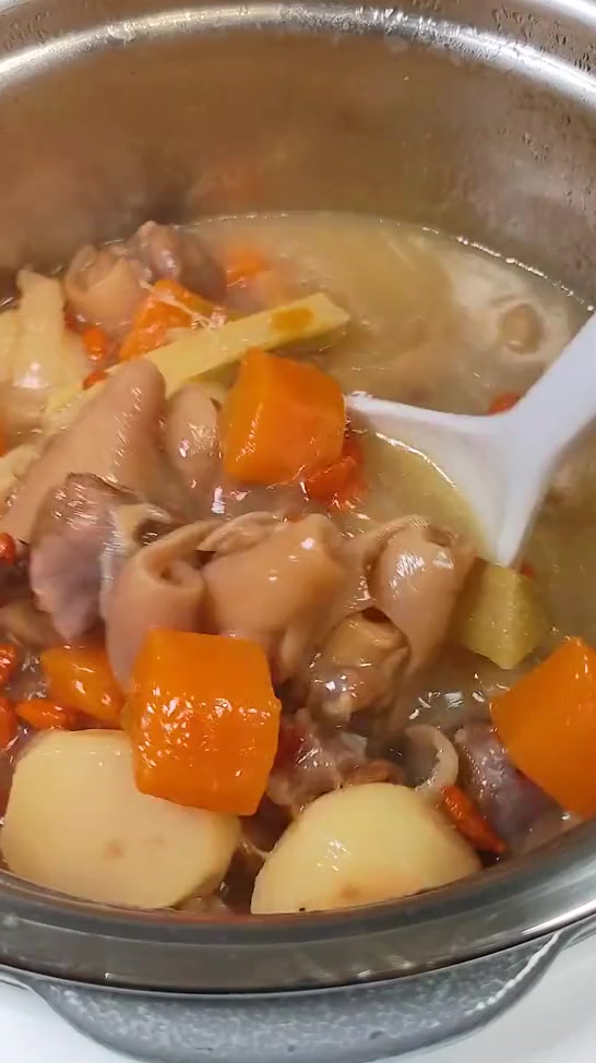 秋冬时节最合适做个滋补羊肉汤,汤鲜肉嫩,暖身又暖胃。