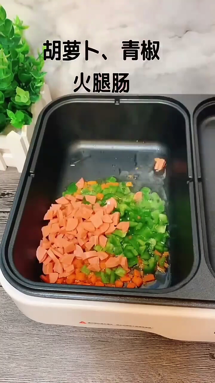 金黄金黄的蛋包饭