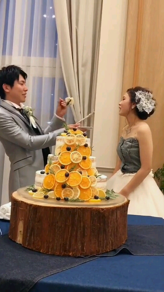 日本婚礼这个环节新娘新郎互相喂蛋糕而且要大口大口的吃