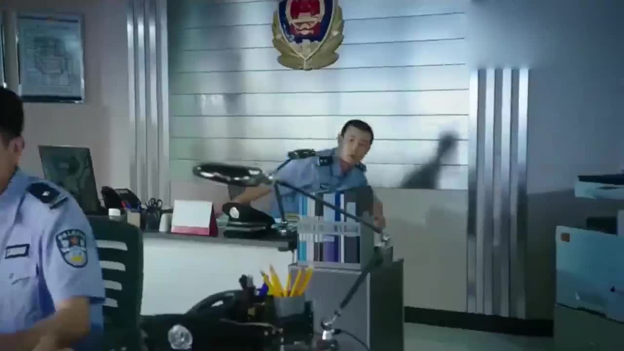 美人鱼:邓超来警察局报警,说有美人鱼,警察画功真的真独特!