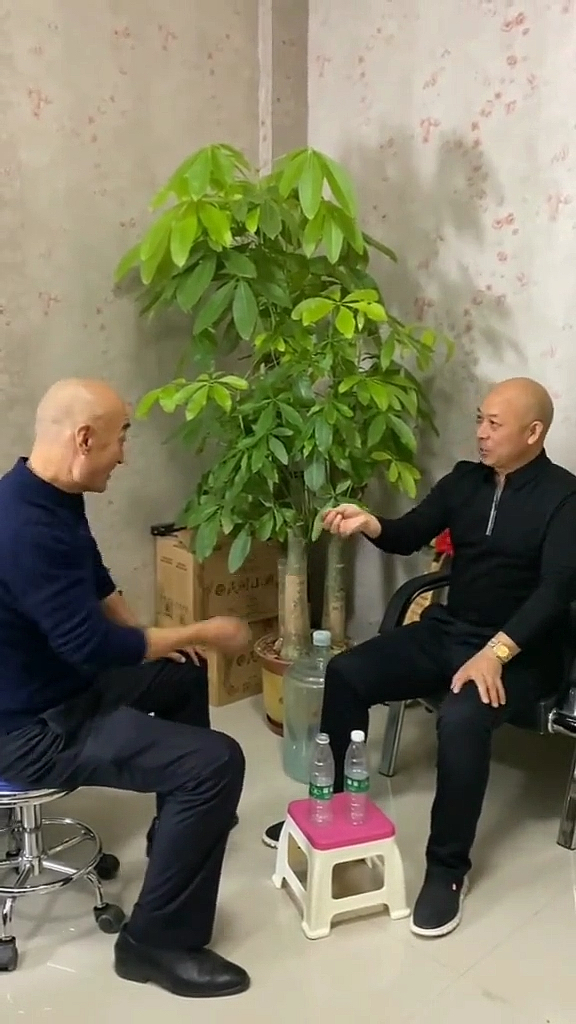 #搞笑乐翻天#喝酒划拳